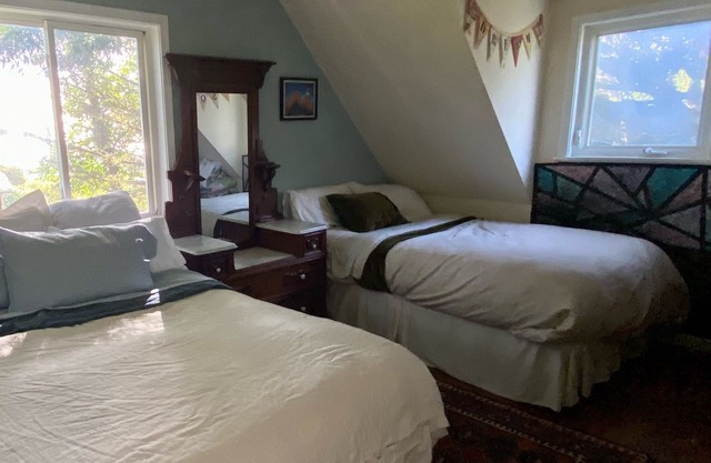 Ocean View Beach House- lush acre with gardens and a trail to beach!