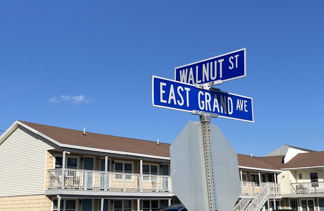 Ocean view! Cozy Condo w/ Kitchen, Living Area, Porch, 2 Reserved Parking Spaces
