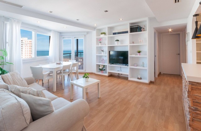 Wohnung mit Blick auf das Meer nur wenige Schritte vom Strand entfernt. Kostenloses Wifi