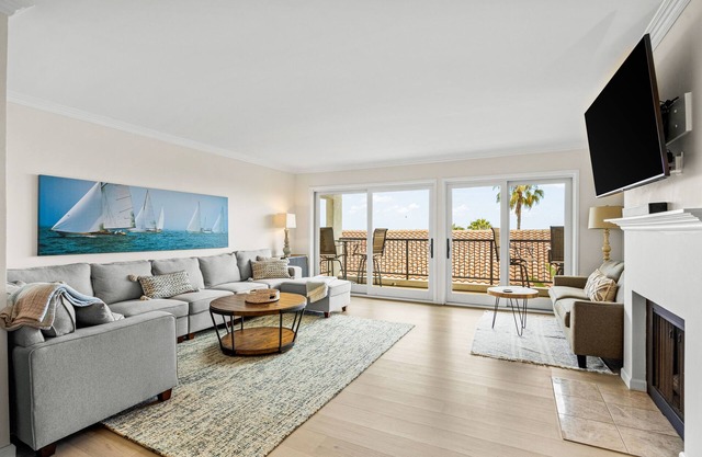 Ocean-view condo in Santa Barbara steps to beach with pool & balcony