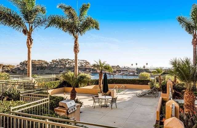 Ocean-view condo with balcony, fireplace, pool & hot tub - snowbird-friendly