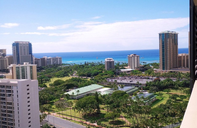 Ocean view Cozy studio condo with gym, AC and kitchenette in Waikiki
