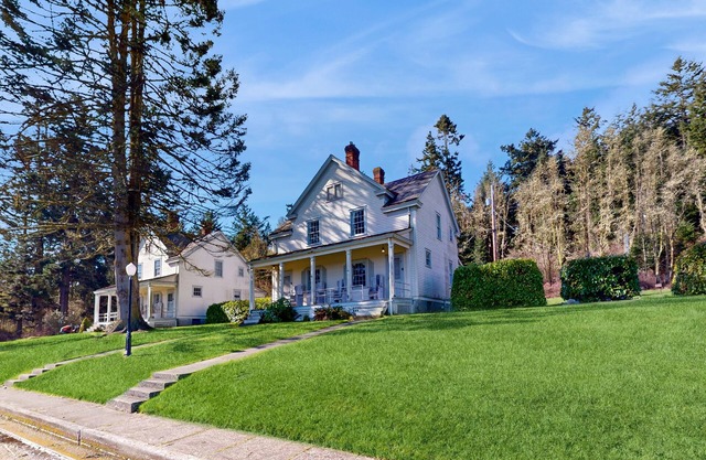 Ocean view duplex with front porch, walk to ferry & Fort Casey State Park
