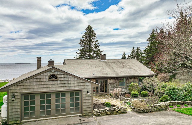 Ocean-view snowbird escape with fireplace & fast WiFi - walk to Drift Inn Beach