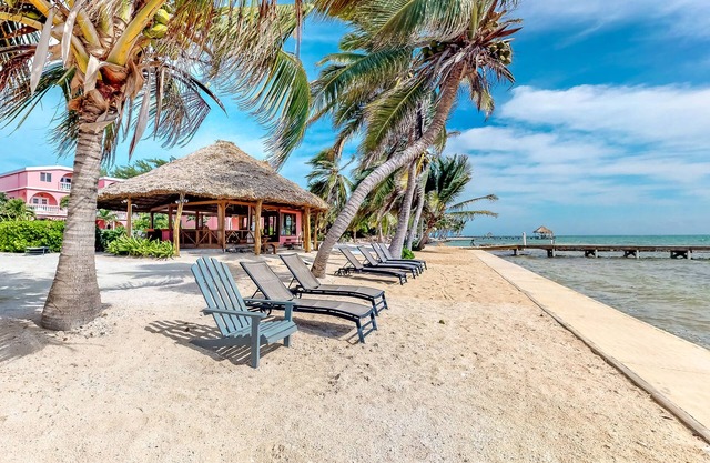 NEUE AUFLISTUNG! Romantischer Kurzurlaub im Paradies mit Veranda, Gemeinschaftspool und Zugang zum Strand