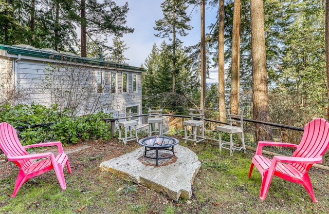 Hundefreundliches Haus mit Deck, Feuerstelle und Blick auf den Puget Sound - zu Fuß zum Strand!