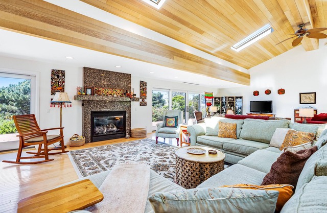 Ocean View Home w/ Private Hot Tub, Deck & Fireplace - Walk to Cooks Beach