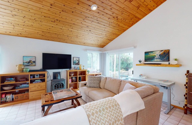Ocean view home with private hot tub, firepit & fireplace - walk to river/trail
