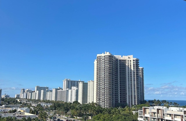 Ocean view in Fort Lauderdale Spacious 1-bedroom condo with pool and fitness rm