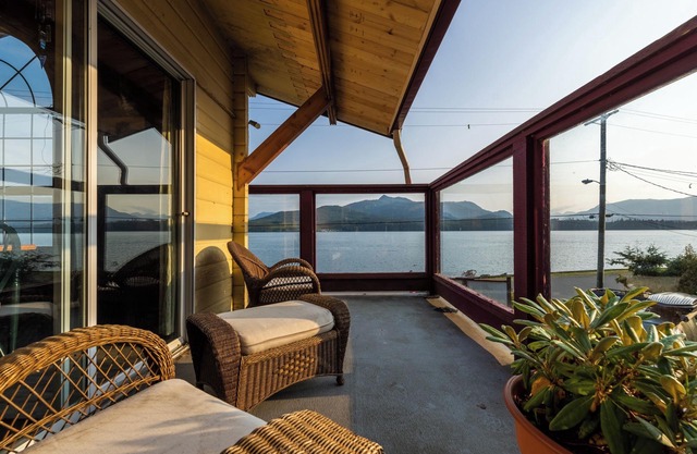 Alert Bay Lodge - Waterfront Unterkunft in Alert Bay, BC - Gartenblick mit Loft und warmem Frühstück