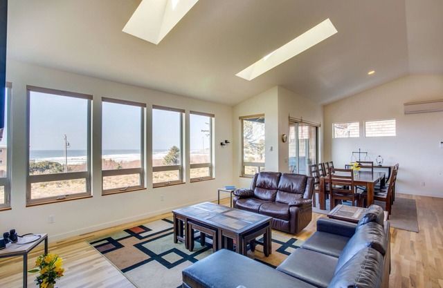 Ocean View of Rocky Shore! Dog Friendly! Yachats!