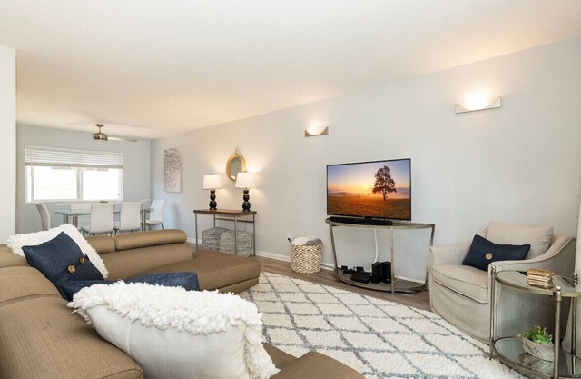 Ocean View- One block from ocean & 5 minutes from town!