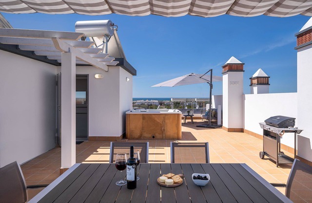 ROOFTOP PARADISE WITH OCEAN VIEWS BY IDEAL HOMES / JACUZZI /CONCEIÇÃO DE TAVIRA