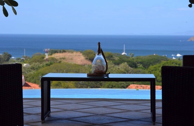 Einstöckiges Haus mit Meerblick und eigenem Infinity-Pool. 10 min zu Fuß zum Strand