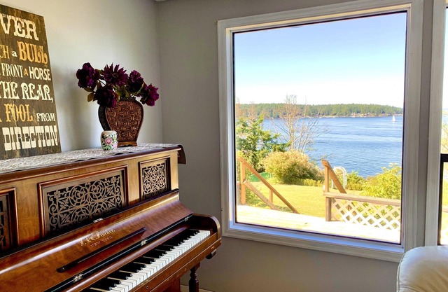 Ocean-view villa, close to the airport and ferry. Perfect for family vacations.