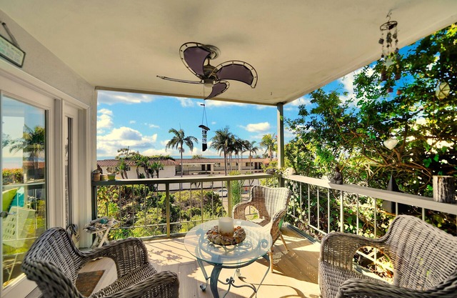 Ocean Views! 2 Bedroom Beauty - Walk to Beach! - Moss Street Vistas!