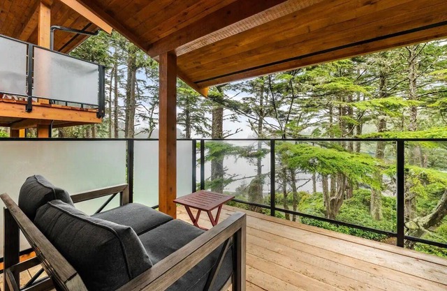 Ocean Views from 2 Decks! Beachfront ⎮ Amphitrite