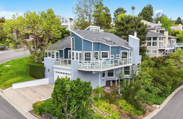 OCEAN VIEWS FROM EVERY ROOM IN THIS LIGHT AND BRIGHT FAMILY RETREAT