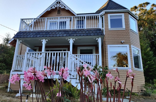 OCEAN VIEWS - Gourmet Kitchen - BEACH ACCESS - Short Walk - Sleeps 4