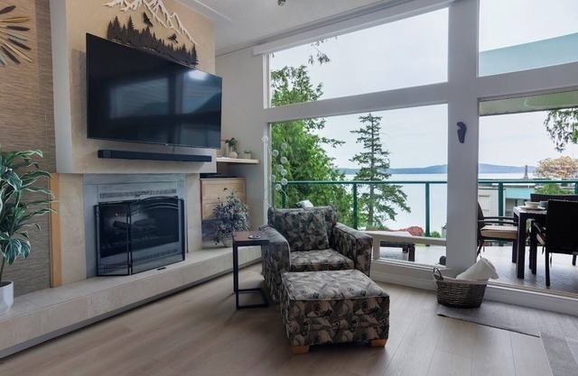 Ocean views, heated pool and private beach on Vancouver Island. nInn of the Sea!