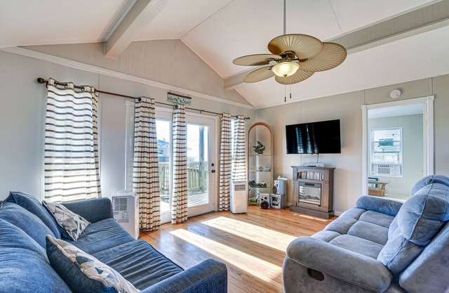 Second-Row Surfside Beach House: Newly Renovated!