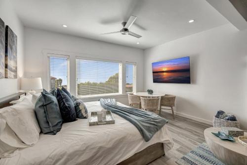 Ocean VIEWS! Steps from Victoria Beach, Lux Design