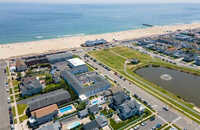 Oceanblock 2-bedroom beach house in Belmar with pool, AC, WiFi.