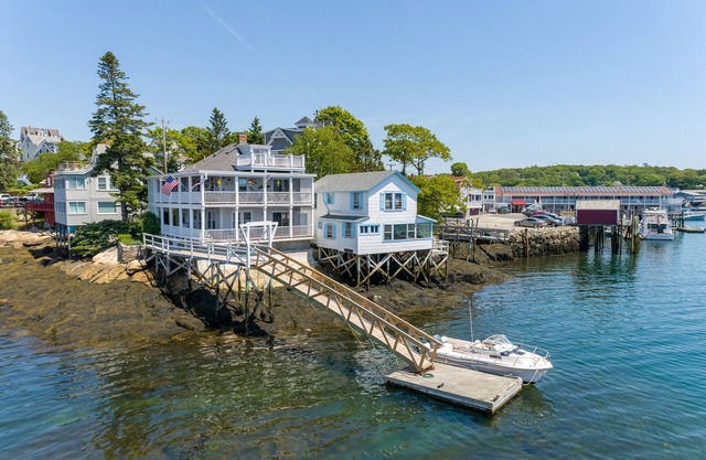 Oceanfront 2 bedroom unit on The Harbor