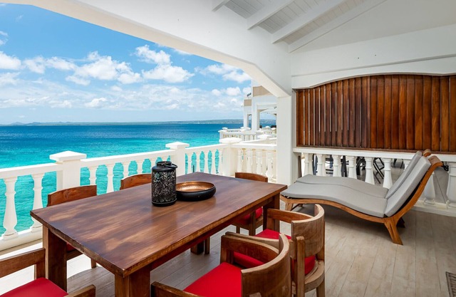 Oceanfront 2 bedroom apartment Belair J