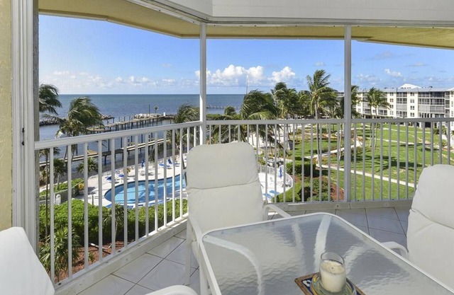Ocean Harbor K-44 - Oceanfront 2 Bedroom Condo mit zeitgemäßem Flair