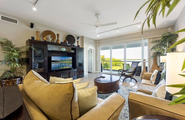 Oceanfront 2BR/2.5BA Mariner's Club Villa 533 with Oasis Pool, Marina, Game Room & More