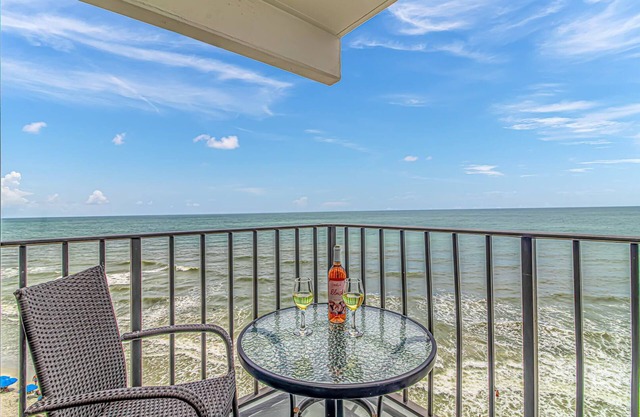 🌊 Oceanfront 2BR/2BA Condo - Panoramic Ocean Views, Sleeps 6 🌊