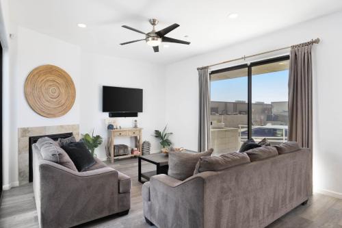 Oceanfront 2BR Rooftop Deck Beach Access Strand Way B