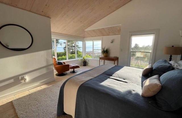 Oceanfront 3-bedroom with beach and hot tub