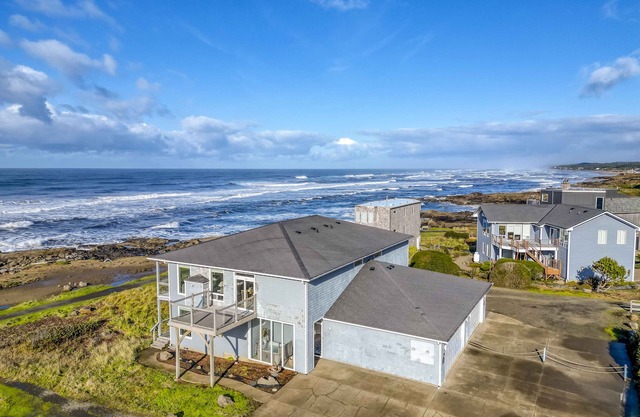 Oceanfront, 3 Bedroom Suites, Two Decks, Pet Friendly and a Hot Tub!