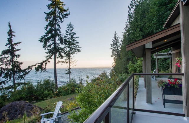 Oceanfront/3bed/3bath 2 adjacent suites/private hottub/amazing wild Pacific view
