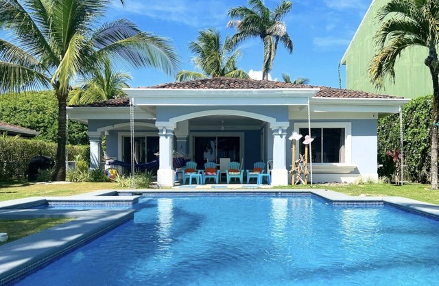 Oceanfront 3BR Villa mit eigenem Pool am Playa Hermosa, nur 5 Minuten von Jaco entfernt