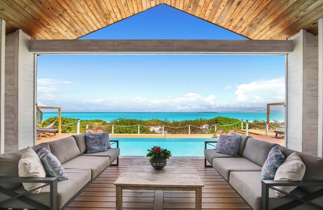 Oceanfront 5BR Luxury Villa with Heated Infinity Pool Hammocks and Ocean Bar