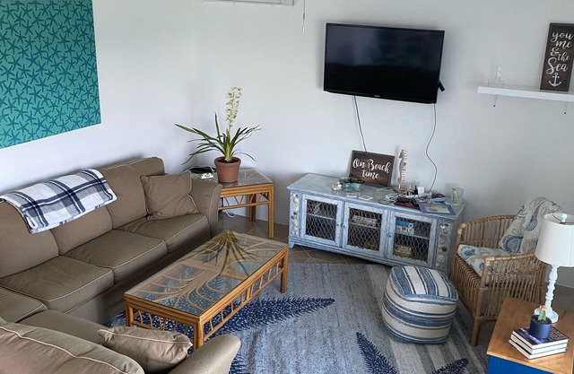Oceanfront Apartment/Pelican Shores/2 beds, 1 bath/Walk to town/