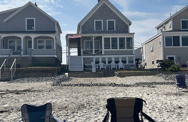 Oceanfront apartment. 2 bedrooms. Steps to the beach
