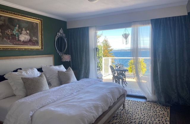 Oceanfront, beach access Cozy bed & breakfast loaded amenities , Sunny Saltair