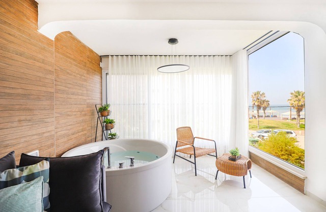 Oceanfront Beach House W Jacuzzi ג׳קוזי על הים