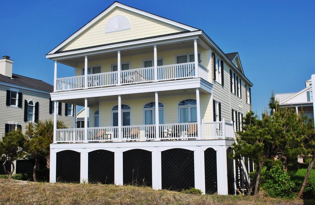 Whitlee Beach House: 5 BR / 5. 5 BA Haus in Pawleys Island, 10 Personen