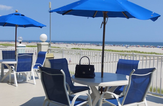 Oceanfront Beauty * WOW * Herbst / Winter * 2BR 2BA W / Deck * 2 Pools * Grills * Elev