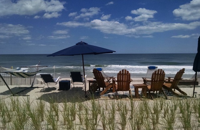 Oceanfront, schönes Zuhause mit mehreren Decks; Private Assn. Strand