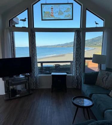 Oceanfront Cabin 4 With Jacuzzi & Stunning Views