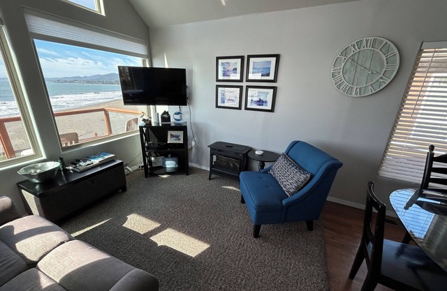 Pelican's Barsch Oceanfront Cabin Getaway - Brookings, OR