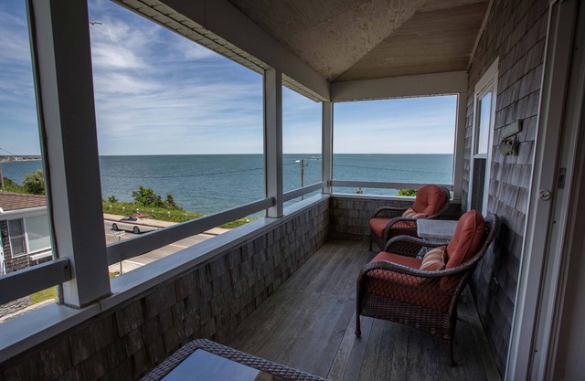 Großes, familienfreundliches Haus mit Klimaanlage direkt am Meer in Falmouth Heights Beach - Cape Cod