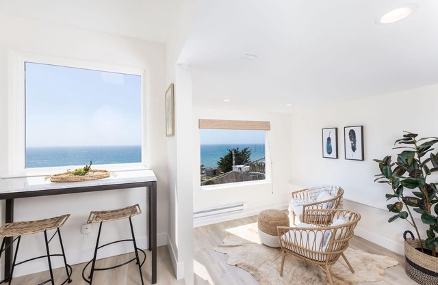 Oceanfront Coastal Home w/ Breathtaking Views – Hiking, Beaches & More
