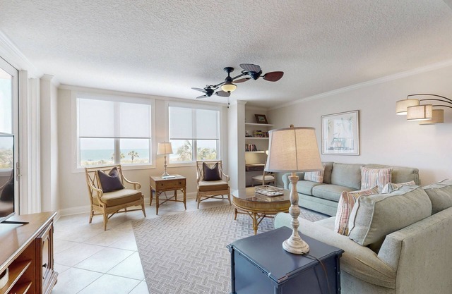 Oceanfront condo with washer/dryer, AC & heated pool